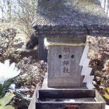 本沢ダムの航空神社、昭和１６年と１９年に戦闘機が墜落。