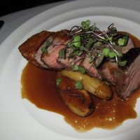 ホテル内のレストランでメインディッシュ