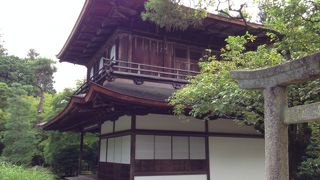 銀閣寺は落ち着いた雰囲気の建物。