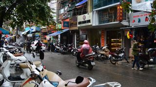 新旧の文化が混在するベトナムを体感できる街並み