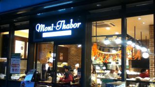 明るく綺麗なパン屋さん