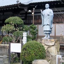 本堂横の法然像です