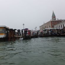 桟橋はこのような浮き桟橋が多いです。