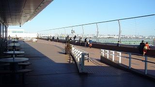 日陰にはテーブルもある