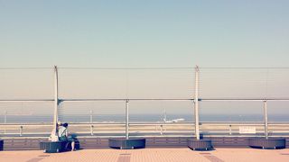 子どもが走り回る展望デッキ