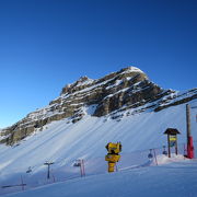 岩山と雪のコラボが素晴らしい景色の巨大スキー場