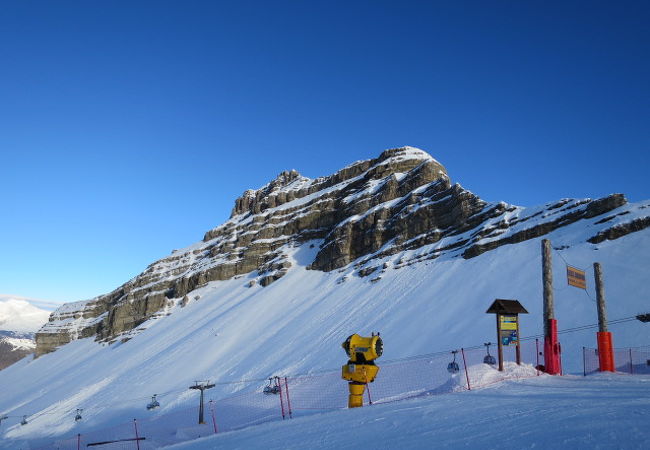 岩山と雪のコラボが素晴らしい景色の巨大スキー場