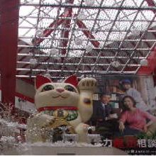 屋根に守られた”巨大”招き猫さんの姿