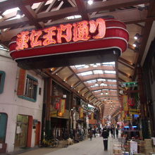 東仁王門通りの突き当りにあるふれあい広場内に鎮座しています