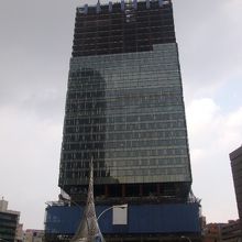 背後に建設中のビル、飛翔には合わないような・・・