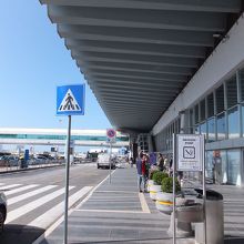 ターミナル３の正面から。高架通路が駅に通じています。