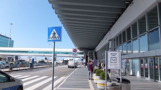 別名「フィウミチーノ」空港。