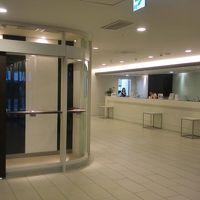 フロント（右奥）＆喫煙ブース（左ドアの中）