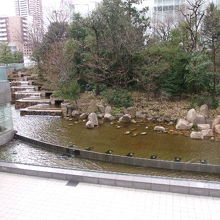 滝自体は屋外スペースに整備されています