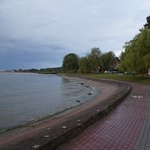 海沿いの道にあります