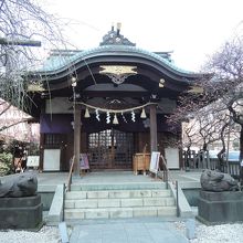 北野神社の入口には左右に御牛様がいる