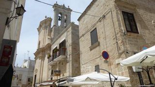 ポリニャーノ・ア・マーレ旧市街の景観の一つである鐘楼とクーポラ♪