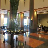 高級感あふれるロビーでは、席に着いてチェックインができます