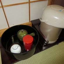 お茶セットが置いてあります