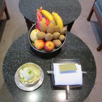 てんこ盛りのウェルカムフルーツ、フィンガーボールには蓮の花 