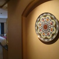 ホワイエには焼物のお皿が飾られています