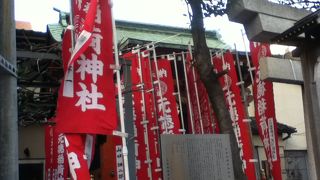 川の近くにある小さな神社