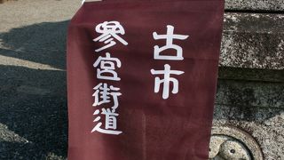 車が通過します。