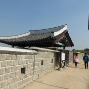 北東砲楼 --- 「韓国・水原」の世界遺産「水原華城」の城壁の途中にポツンとありました。
