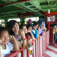 フェリー内の学生さん