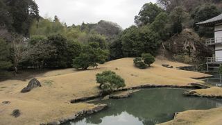 方丈の裏にある国の史跡に指定されている庭園です