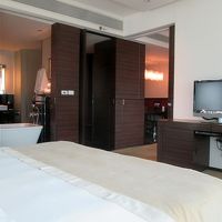 ベッドルーム横がバスルームです