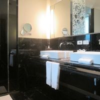 洗面台はダブルシンク、シャワーブースは２人用です