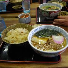 うどん定食です。