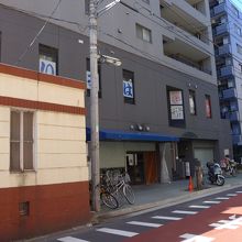 西仲通り交差点の交番を右折してすぐ