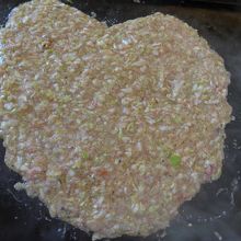 出来上がりです　一つ目のハートもんじゃ焼き