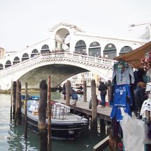 大運河に架かる橋の中で最大、かつ最も美しい橋です。