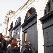 橋の上はこうなっています。黒い部分は商店の裏です。