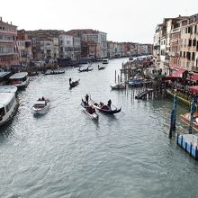 ゴンドラもしきりに行き交います。