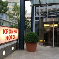 クローネン通り（少し上り坂）にあります