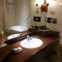 バスルームのシンク回りは広め