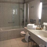 とても広い！鏡大きくてバスタブもあります