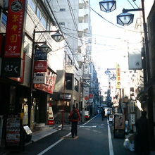 飲食店や飲み屋、雀荘などが並び会社員向けな感じです。