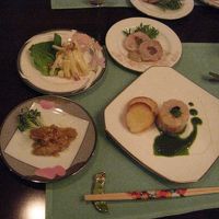 最初に出された４品。この後、スープ、魚料理、肉料理などが。