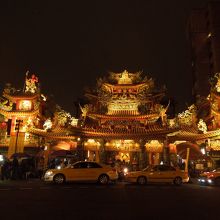 綺麗に写真に収めるなら、道路向かいから