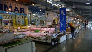 広大な野菜売り場だけでなく、漁協の魚介も充実