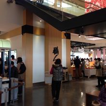 買物客でにぎわっていました