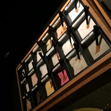 18種類の塩の中から3種類選んで焼肉に付けて食べます