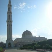 マスカットを旅するなら、ぜひ訪れてもらいたい美しいモスク