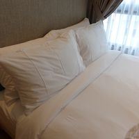 このベッドが、部屋の大部分を占めています。