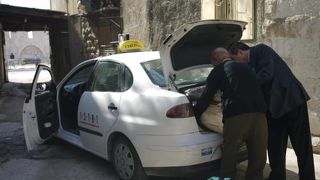 ヨルダンとの国境までタクシーを利用しました